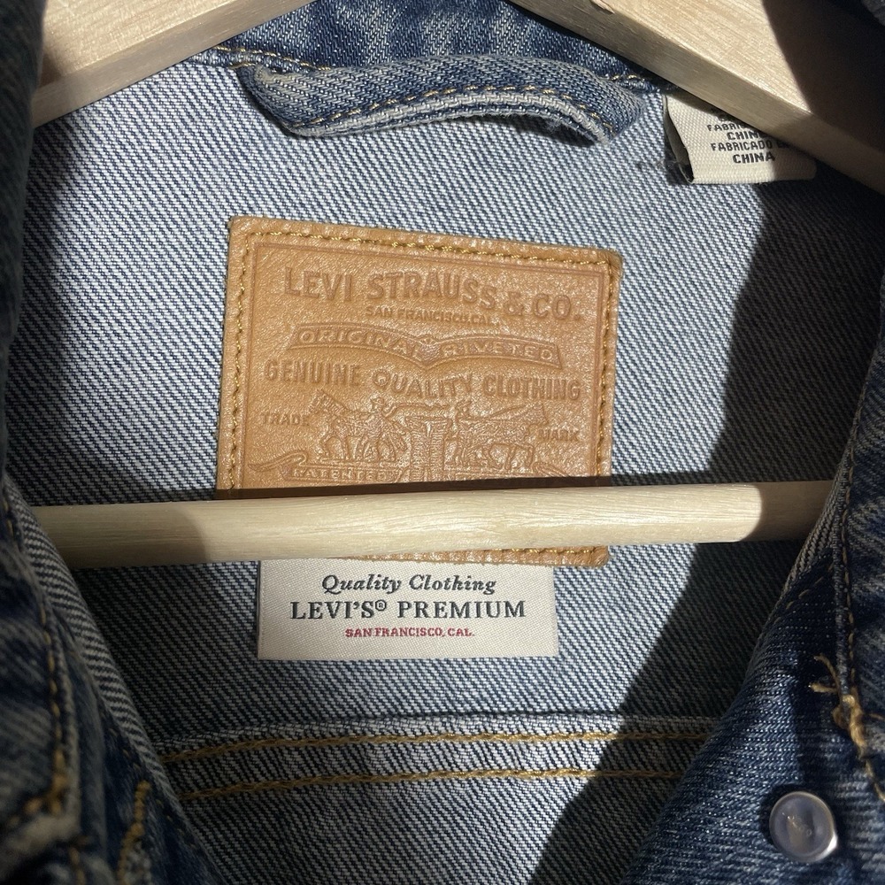 Levis Premium Jacket Men’s Medium Blue Denim Trucker Distressed Coat Big E - Picture 7 of 14